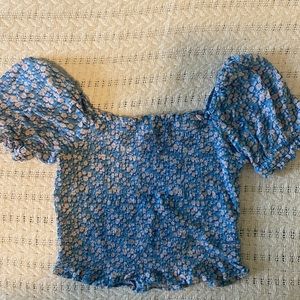 Blue floral cropped puffy sleeve blouse